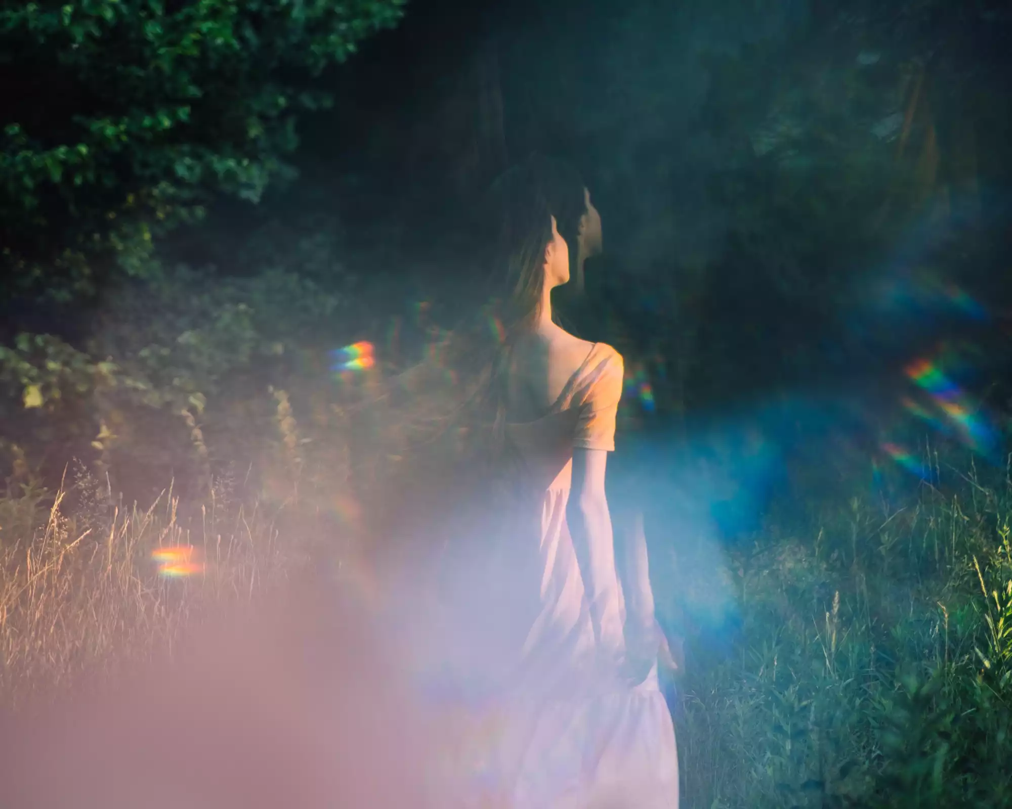 Silhouette de femme avec un reflet flou et dissous, illustrant la sensation de ne pas être dans son corps liée à la dissociation traumatique