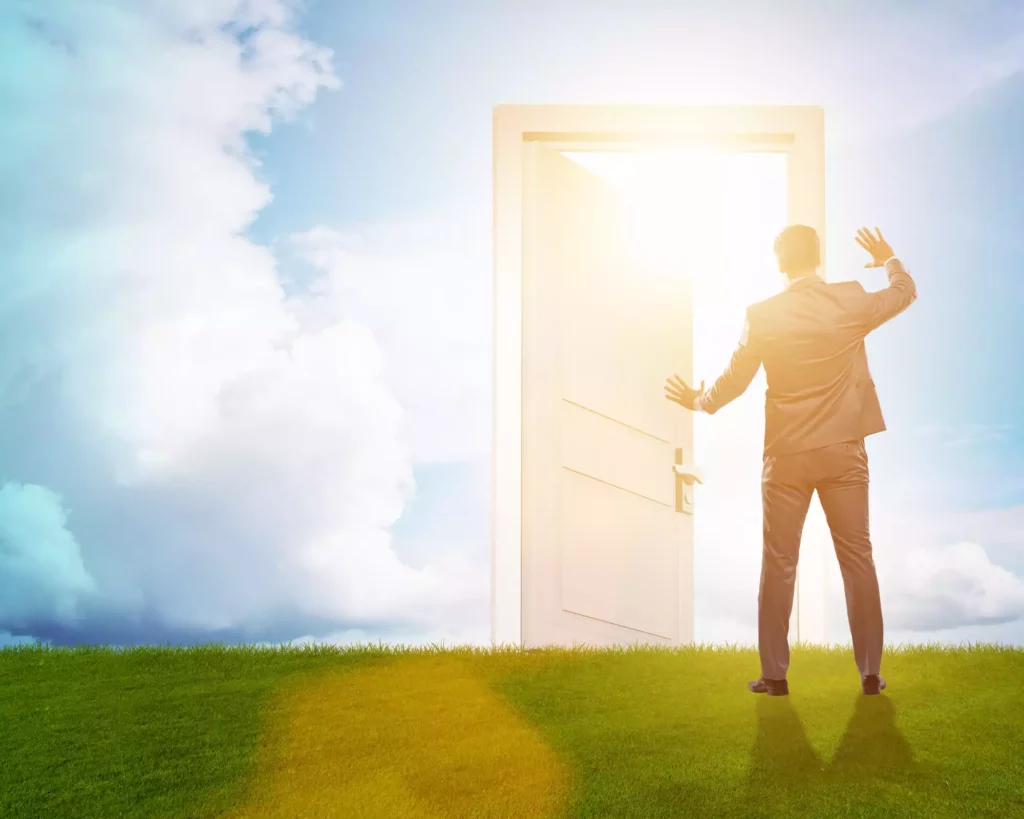 Personne regardant l’horizon par une fenêtre, symbole de la pensée positive au quotidien