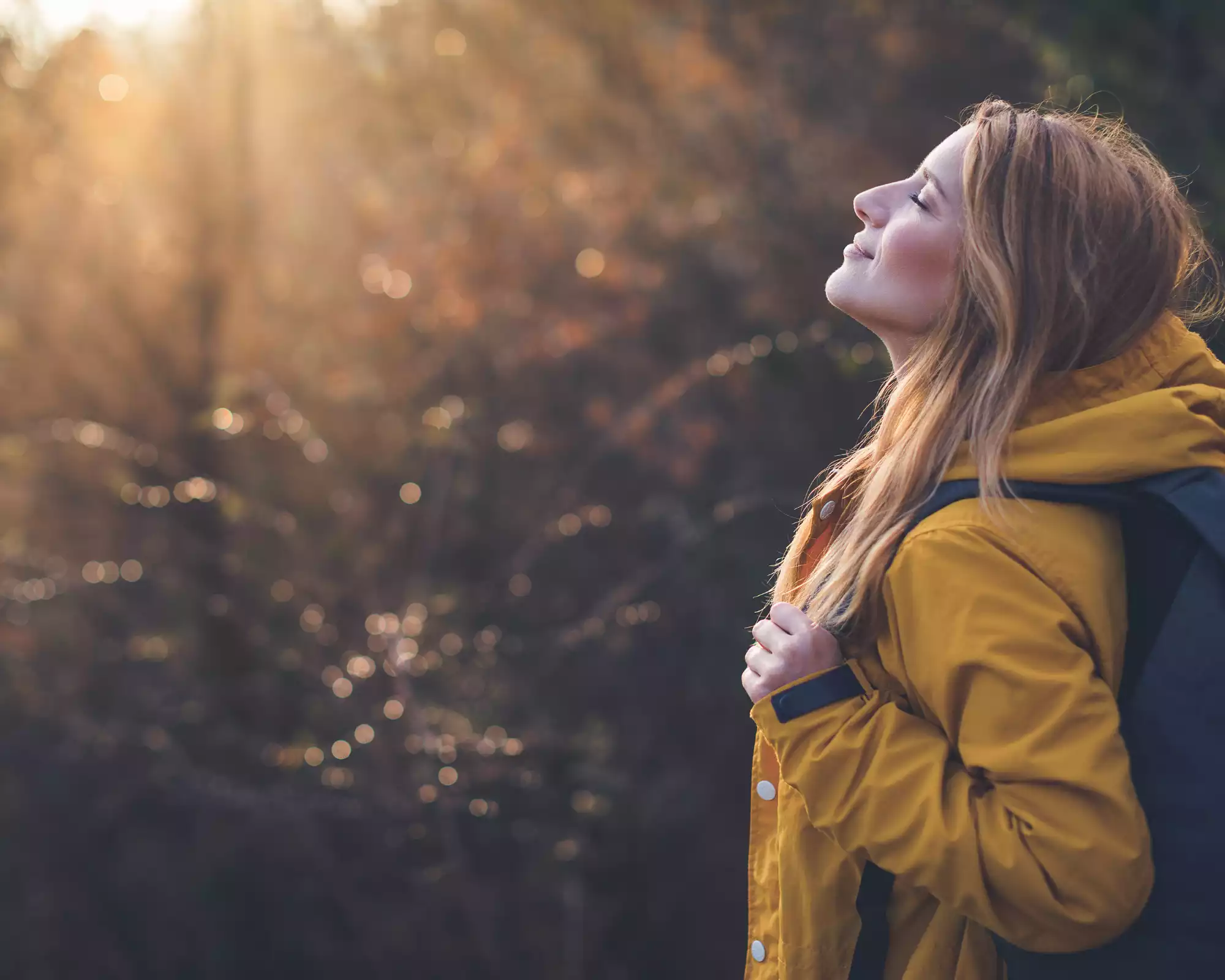 Femme méditative développant sa foi et sa confiance spirituelle