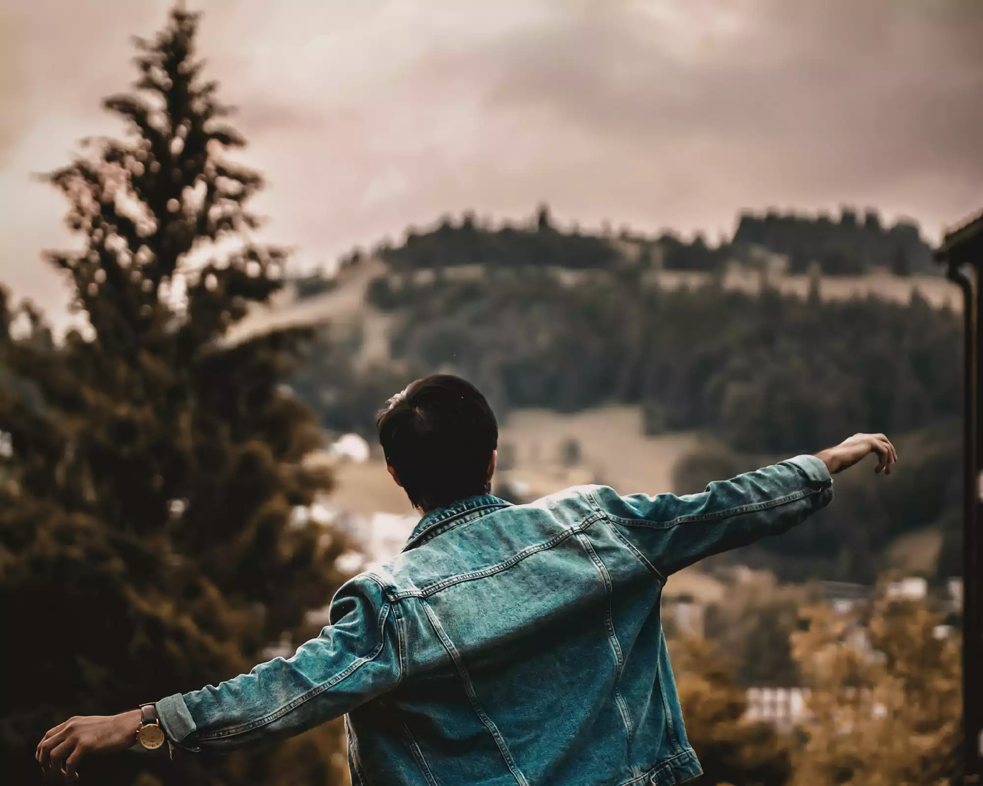 Homme s’autorisant enfin à être heureux après un deuil